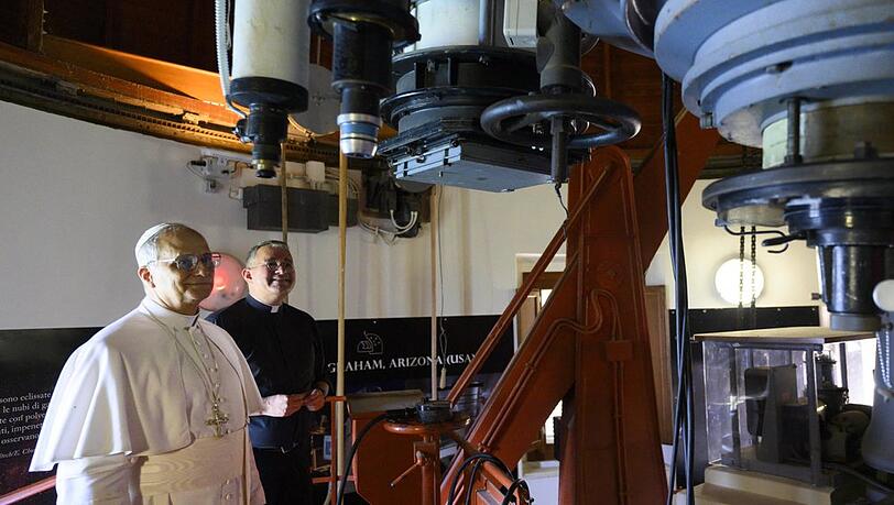 Papst Leo XIV. beim Besuch in der vatikanischen Sternwarte.