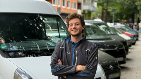 Tobias Klug, der Geschäftsführer von nuuEnergy, ein Münchner Betrieb für Heizungsinstallation. Sein Unternehmen ist eines von vielen, das ein Wegfall der Wärmepumpen-Förderung schwer treffen würde.