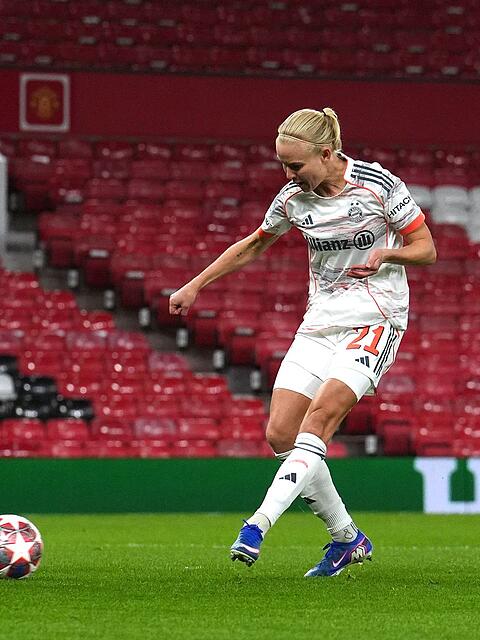 Schie&szlig;t sie die Bayern in das Champions-League-Halbfinale? St&uuml;rmerin Pernille Harder (rechts). (Archivbild)