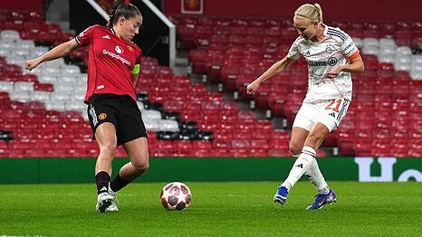 Schie&szlig;t sie die Bayern in das Champions-League-Halbfinale? St&uuml;rmerin Pernille Harder (rechts). (Archivbild)