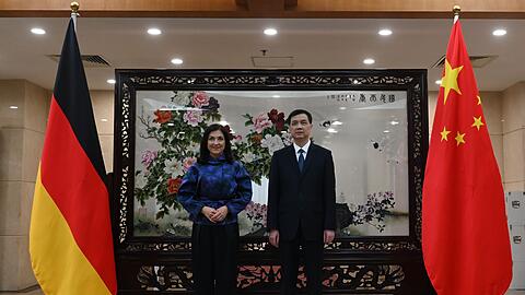 Zum Auftakt ihrer Reise traf Reiche den chinesischen Spitzenbeamten Zhou Haibing.