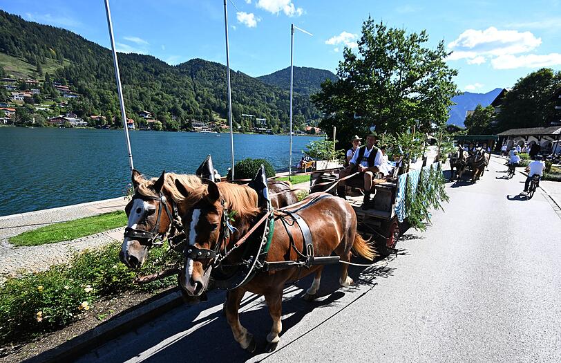 Der Festzug führte direkt am Tegernsee vorbei. Der Festzug führte direkt am Tegernsee vorbei.