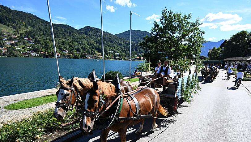 Der Festzug führte direkt am Tegernsee vorbei. Der Festzug führte direkt am Tegernsee vorbei.