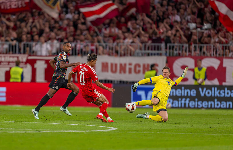 18.09.2026, Fussball Bundesliga 2026/2027, 4.Spieltag, FC Bayern München - 1.FC Union Berlin, in der Allianz-Arena München, Torwart Manuel Neuer FC Bayern München betätigt sich als Abwehrspieler vor dem Strafraum, gegen Woo-yeong Jeong Union Berlin li: Jonathan Tah FC Bayern München *** September 18, 2026, 20262027 Bundesliga, Matchday 4, FC Bayern Munich vs. 1. FC Union Berlin, at the Allianz Arena in Munich FC Bayern Munich goalkeeper Manuel Neuer acts as a defender in front of the penalty area against Woo-yeong Jeong of Union Berlin, while FC Bayern Munichs Jonathan Tah 18.09.2026, Fussball Bundesliga 2026/2027, 4.Spieltag, FC Bayern München - 1.FC Union Berlin, in der Allianz-Arena München, Torwart Manuel Neuer FC Bayern München betätigt sich als Abwehrspieler vor dem Strafraum, gegen Woo-yeong Jeong Union Berlin li: Jonathan Tah FC Bayern München *** September 18, 2026, 20262027 Bundesliga, Matchday 4, FC Bayern Munich vs. 1. FC Union Berlin, at the Allianz Arena in Munich FC Bayern Munich goalkeeper Manuel Neuer acts as a defender in front of the penalty area against Woo-yeong Jeong of Union Berlin, while FC Bayern Munichs Jonathan Tah