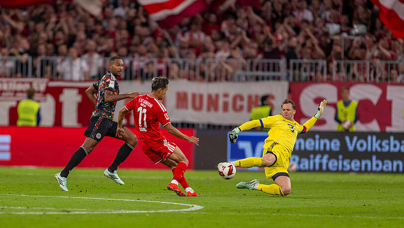 18.09.2026, Fussball Bundesliga 2026/2027, 4.Spieltag, FC Bayern München - 1.FC Union Berlin, in der Allianz-Arena München, Torwart Manuel Neuer FC Bayern München betätigt sich als Abwehrspieler vor dem Strafraum, gegen Woo-yeong Jeong Union Berlin li: Jonathan Tah FC Bayern München *** September 18, 2026, 20262027 Bundesliga, Matchday 4, FC Bayern Munich vs. 1. FC Union Berlin, at the Allianz Arena in Munich FC Bayern Munich goalkeeper Manuel Neuer acts as a defender in front of the penalty area against Woo-yeong Jeong of Union Berlin, while FC Bayern Munichs Jonathan Tah 18.09.2026, Fussball Bundesliga 2026/2027, 4.Spieltag, FC Bayern München - 1.FC Union Berlin, in der Allianz-Arena München, Torwart Manuel Neuer FC Bayern München betätigt sich als Abwehrspieler vor dem Strafraum, gegen Woo-yeong Jeong Union Berlin li: Jonathan Tah FC Bayern München *** September 18, 2026, 20262027 Bundesliga, Matchday 4, FC Bayern Munich vs. 1. FC Union Berlin, at the Allianz Arena in Munich FC Bayern Munich goalkeeper Manuel Neuer acts as a defender in front of the penalty area against Woo-yeong Jeong of Union Berlin, while FC Bayern Munichs Jonathan Tah