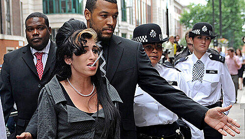 Kurze Kippe nach der Verhandlung: Amy Winehouse. Kurze Kippe nach der Verhandlung: Amy Winehouse.