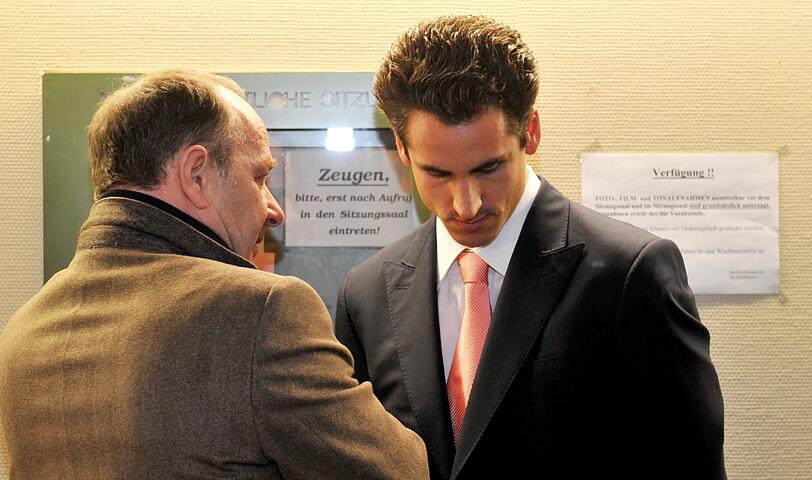 Entschuldigt sich am ersten Prozesstag in München bei Eric Lux: Formel-1-Fahrer Adrian Sutil. Im April 2011 hatte er dem Rennstall-Besitzer von Lotus/Renault in einer Disco in Schanghai mit einem Champagner-Glas am Hals verletzt.