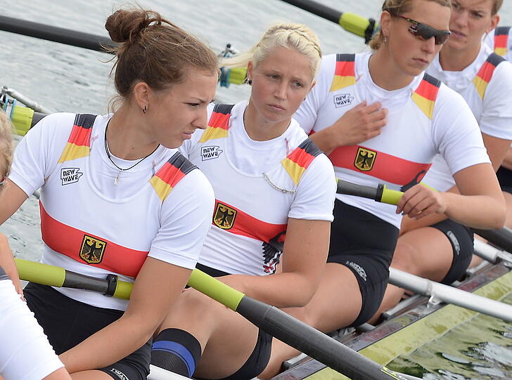Am Ende der ersten Woche der olympischen Spiele wurde das deutsche Ruder-Team von einem handfesten Skandal erschüttert. Der Ruderin des deutschen Frauen-Achters nadja Drygalla wurden Kontakte in die rechte Szene und rechtsextremistisches Gedankengut vorgeworfen. Sie verließ daruafhin in einer Nacht- und Nebelaktion und nach Aufforderung des DOSB das olympische Dorf und reiste zurück nach Deutschland.