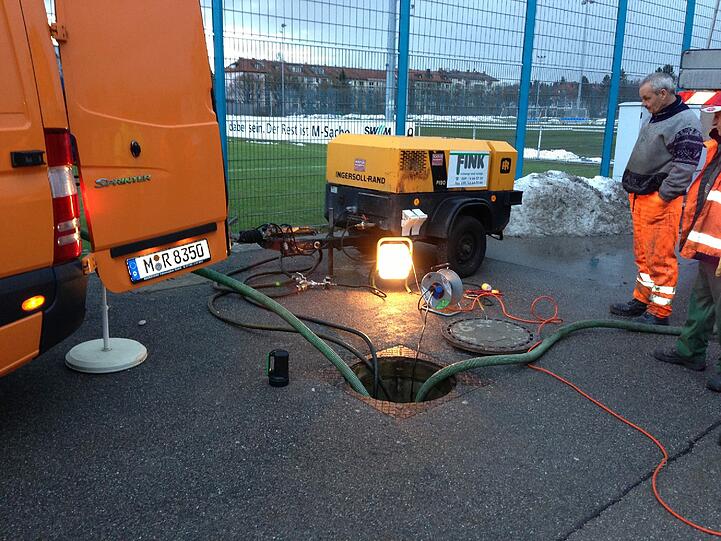 Am Löwen-Gelände wird die Rasenheizung befüllt.