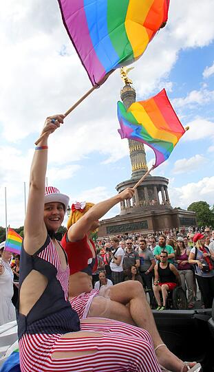Christopher Street Day in Berlin: Die Bilder von der buntesten Parade der Stadt zum Durchklicken.