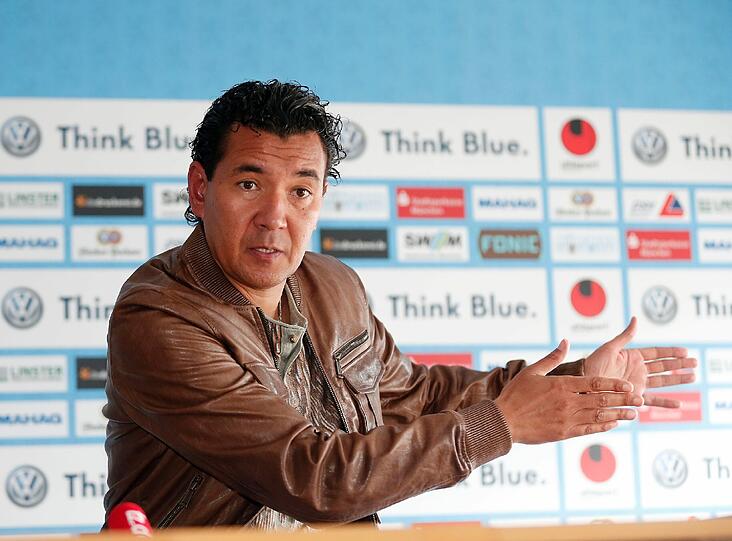 Der TSV 1860 München schlägt den Karlsruher SC in einem Testspiel in Rosenheim mit 1:0. Ricardo Miniz ist zufrieden.