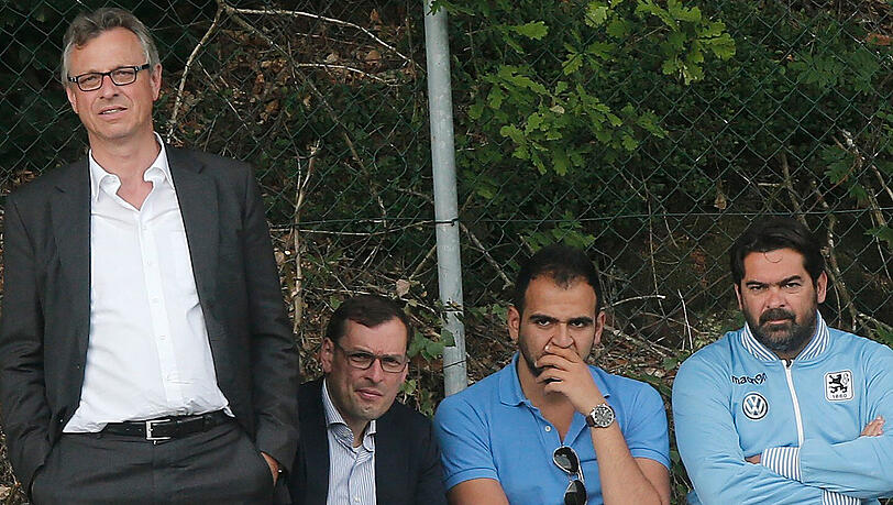 Viel Gegenwind für den neuen Geschäftsführer Noor Basha und Sportdirektor Gerhard Poschner, hier rechts neben den Not-Präsidenten Siegfrid Schneider und Karl-Christian Bay Viel Gegenwind für den neuen Geschäftsführer Noor Basha und Sportdirektor Gerhard Poschner, hier rechts neben den Not-Präsidenten Siegfrid Schneider und Karl-Christian Bay