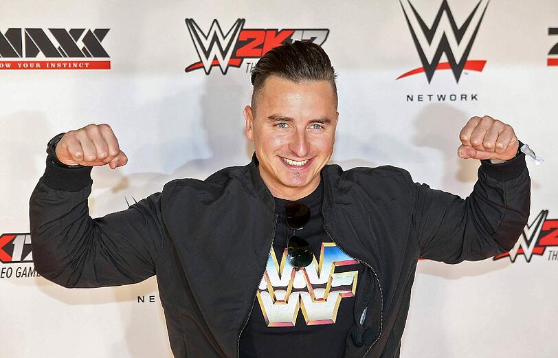Andreas Gabalier vor dem WWE-Kampf auf dem roten Teppich.
