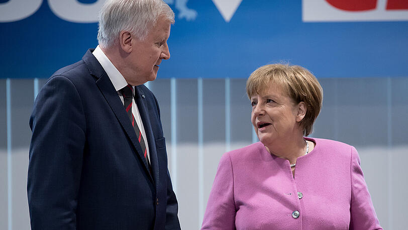 Der Dauerstreit über die Asylpolitik ist (zumindest nach außen) vom Tisch: CSU-Chef Horst Seehofer und Kanzlerin Angela Merkel.