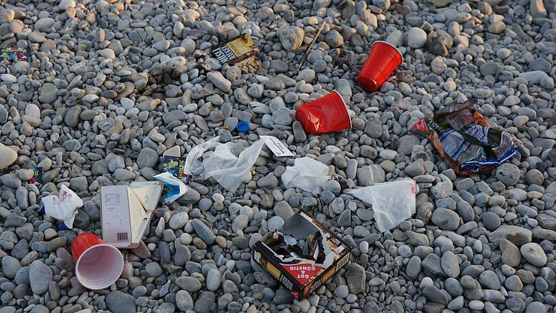 Plastikbecher bleiben oft liegen.