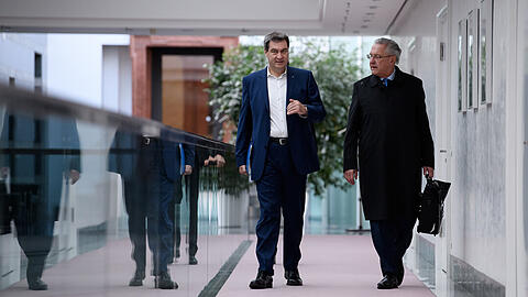 Markus Söder (links) und Joachim Herrmann kommen zur Sitzung.