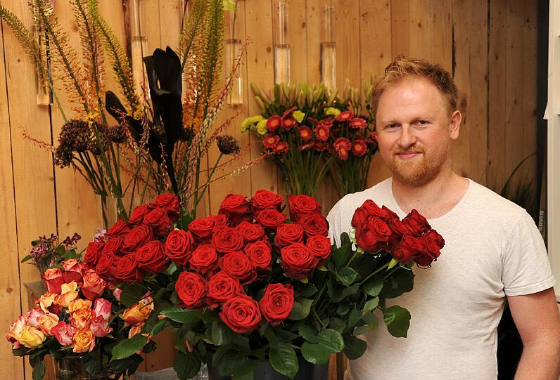 Blumenhändler Thorsten Roth vor seinem Laden in der Fraunhoferstraße. Bis Ende Juni plagte ihn die Baustelle.