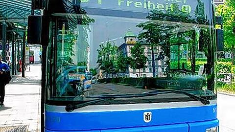 Wegen der Demonstrationen am Goetheplatz kommt es zu Behinderungen auf den Buslinien 58 und 62. (Archivbild)