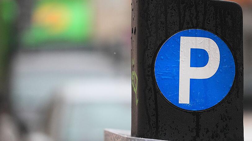 Ein Unbekannter zerstörte einen Parkscheinautomaten in der Clemensstraße mit einem Böller. (Archivbild)
