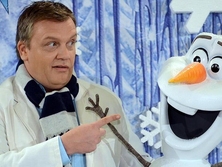 Hape Kerkeling neben Schneemann Olaf, den er synchronisiert.