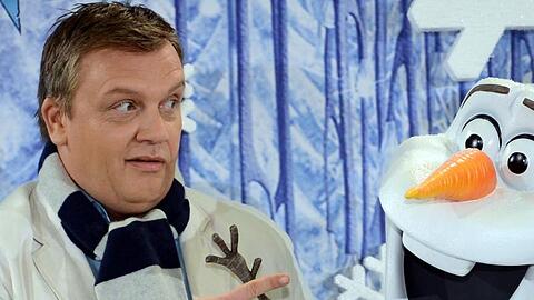 Hape Kerkeling neben Schneemann Olaf, den er synchronisiert.