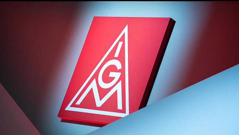 Das Logo der IG Metall ist an einer Wand zu sehen.