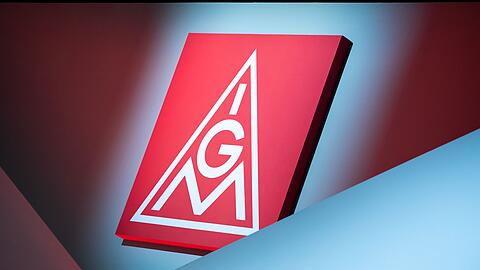 Das Logo der IG Metall ist an einer Wand zu sehen.