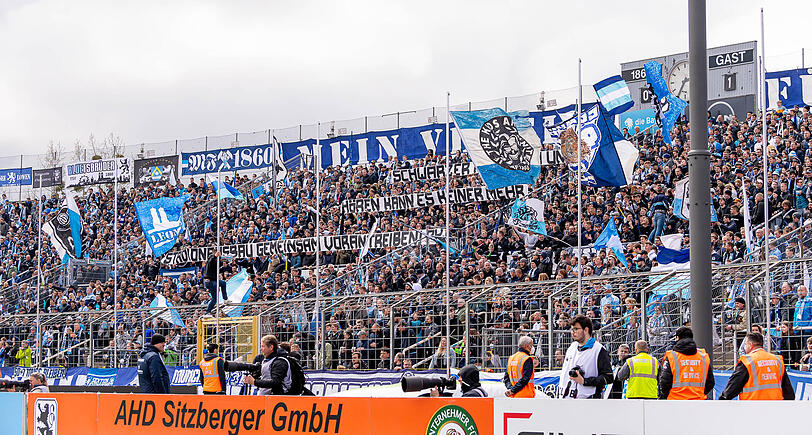 Nicht neue, aber klare Forderung in Anspielung auf Unstimmigkeiten zwischen Stadt und Klub: "Schwarzer Peter hin und her – hören kann es keiner mehr. Stadionausbau gemeinsam vorantreiben".