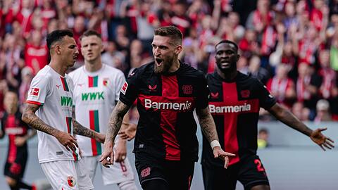 Leverkusens Robert Andrich (M) jubelt nach seinem Treffer zum 2:0.