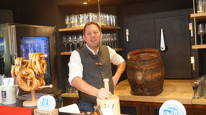 Sobald genug Gäste da sind, zapft Kellner Seppi hinter der Bar das erste Augustiner-Holzfass an.