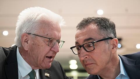 Der Ministerpräsident und sein Nachfolger? Die Grünen haben Cem Özdemir zu ihrem Spitzenkandidaten für die nächste Landtagswahl gekürt.