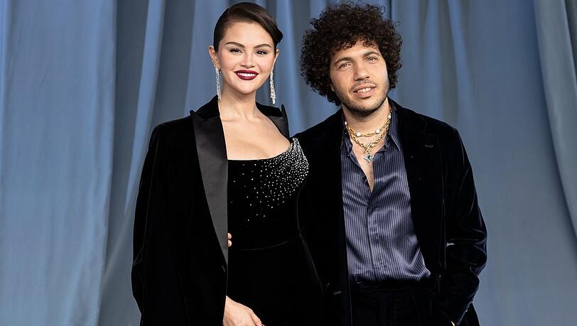 Ehepaar auf dem roten Teppich: Selena Gomez und Benny Blanco. Ehepaar auf dem roten Teppich: Selena Gomez und Benny Blanco.