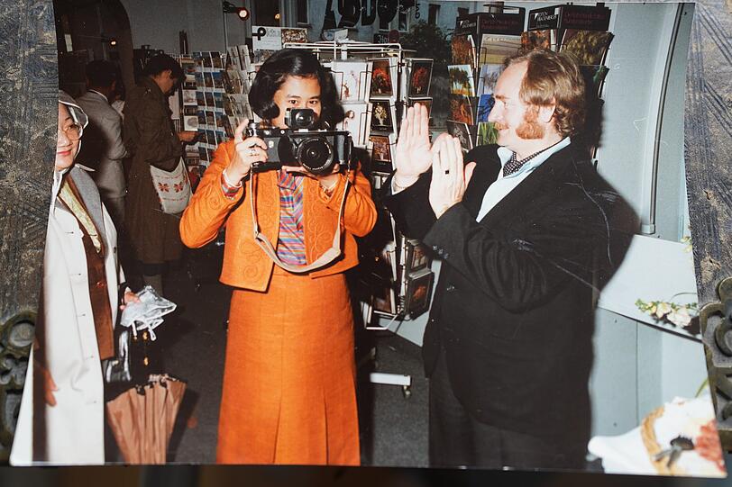 Hier zeigt Roucka der Thailändischen Königstochter, wie man seine Kamera bedient. Hier zeigt Roucka der Thailändischen Königstochter, wie man seine Kamera bedient.