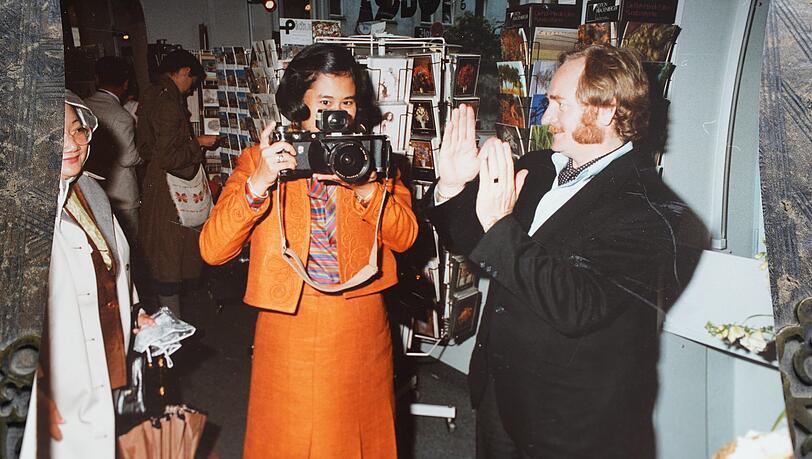 Hier zeigt Roucka der Thailändischen Königstochter, wie man seine Kamera bedient. Hier zeigt Roucka der Thailändischen Königstochter, wie man seine Kamera bedient.