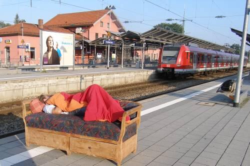 Ungewöhnlicher Schlafplatz: Auf Bahnsteig 4 des Holzkirchner Bahnhofs stand das Sofa mit dem 27-Jährigen.