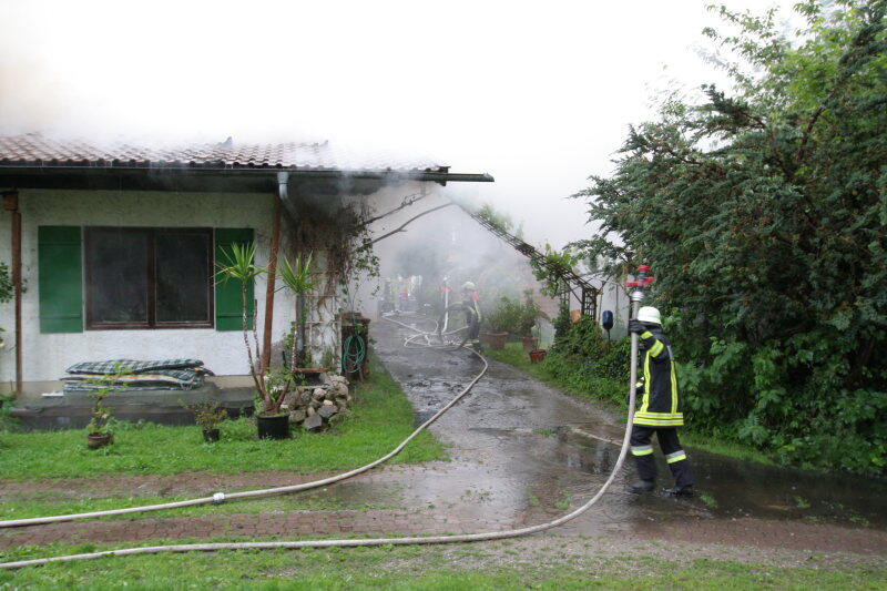 Am frühen Samstagmorgen brannte es in einem Landgasthof im Landkreis Rosenheim. Die Urlausbsgäste mussten in Sicherheit gebracht werden - verletzt wurde niemand.