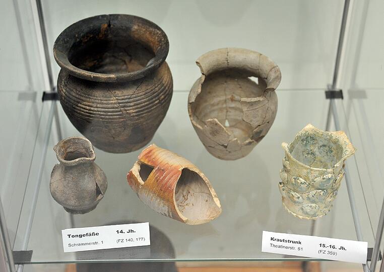 Bislang förderten die Forscher neben einer 1000 Jahre alten
Kochtopfscherbe unter anderem alte Porzellanfiguren, Teile eines
Kachelofens ...