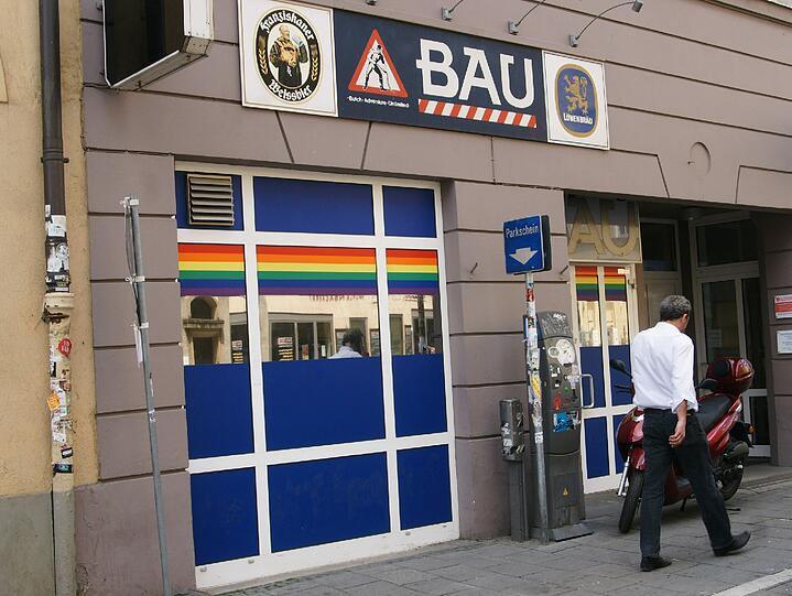 Blickfang in der Müllerstraße: Die verspiegelte Fassade gehört zum Club &bdquo;Bau&ldquo;. Hier dürfen freitags und samstags nur Männer rein.