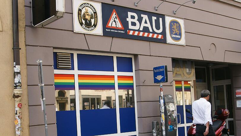 Blickfang in der Müllerstraße: Die verspiegelte Fassade gehört zum Club „Bau“. Hier dürfen freitags und samstags nur Männer rein. Blickfang in der Müllerstraße: Die verspiegelte Fassade gehört zum Club „Bau“. Hier dürfen freitags und samstags nur Männer rein.