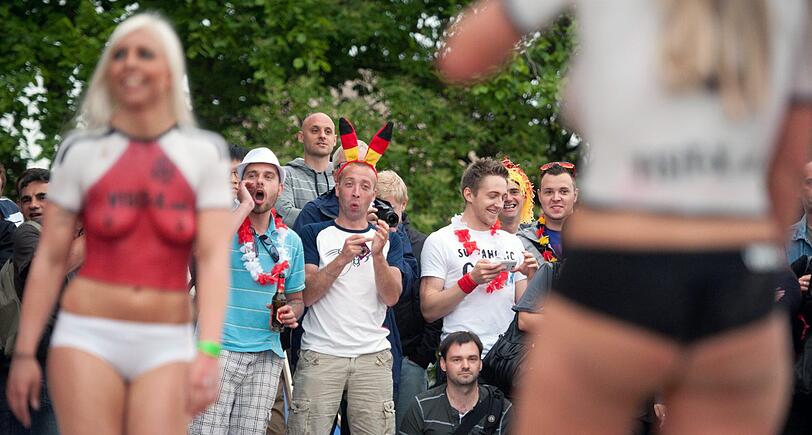 Ein heißes Duell: Deutschland gegen Dänemark. Scharfen Fußball zeigen die Pornostars beim "Sexy Soccer 2012".