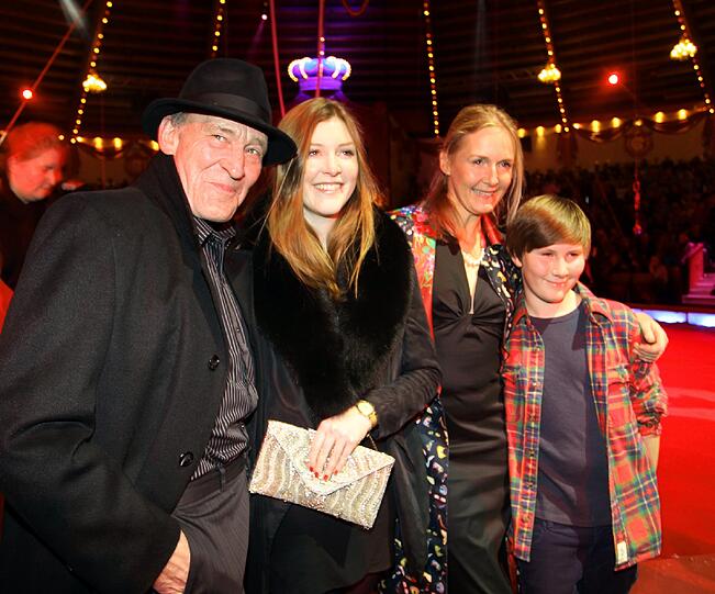 Michael Mendl und Caroline Fink mit ihren Kindern