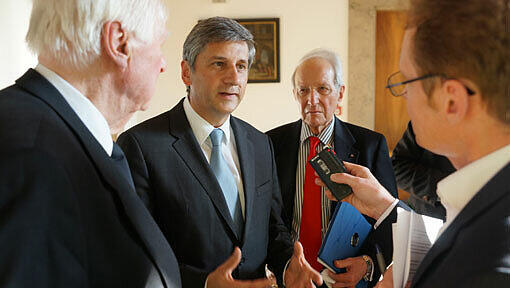 Österreichs Außenminister Michael Spindelegger im Gespräch mit AZ-Redakteur Stephan Kabosch Österreichs Außenminister Michael Spindelegger im Gespräch mit AZ-Redakteur Stephan Kabosch