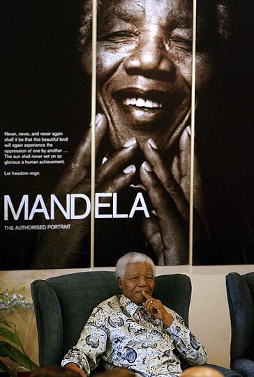 Hier weitere Bilder von Südafrikas Nationalheld Nelson Mandela. Er starb am 05.12.2013.