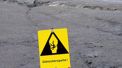 Eine mit Schnee bedeckte Gletscherspalte wurde einem 30-jährigen Allgäuer zum Verhängnis. Er fiel 25 Meter in die Tiefe. (Archivbild)