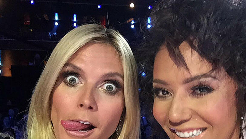 Die zwei "America's Got Talent"-Moderatorinnen scheinen Spaß zu haben Die zwei "America's Got Talent"-Moderatorinnen scheinen Spaß zu haben