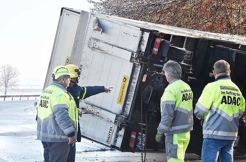 Der Post-Laster rutschte auf schneeglatter Fahrbahn von der Straße.