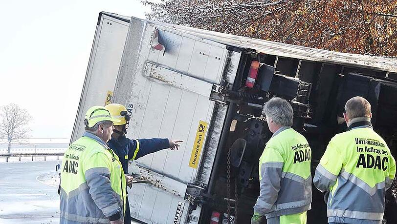 Der Post-Laster rutschte auf schneeglatter Fahrbahn von der Straße. Der Post-Laster rutschte auf schneeglatter Fahrbahn von der Straße.