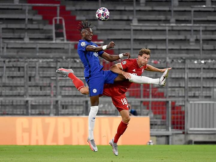 Chelseas Tammy Abraham und Münchens Leon Goretzka (r) kämpfen in der Luft um den Ball.