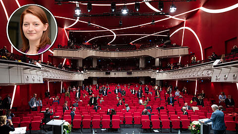 Die Sitzung des neuen Stadtrates findet nicht wie sonst im Rathaus, sondern im Deutschen Theater statt.