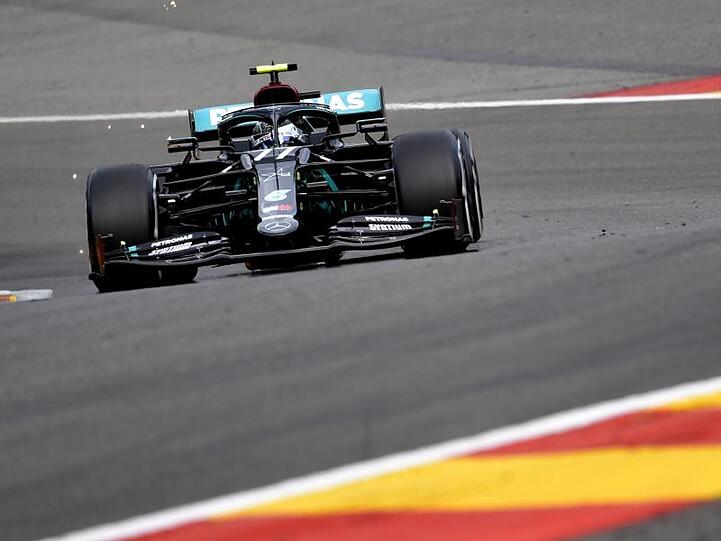 Mercedes-Pilot Valtteri Bottas rast über die Strecke in Spa-Francorchamps.